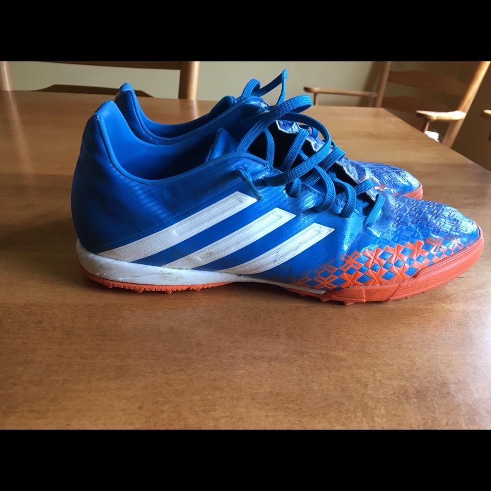 Adidas size 8 indoor soccer shoes